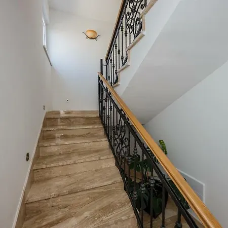Julija Villa Kastela